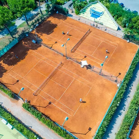 Riva Degli Etruschi アパートホテル 3*